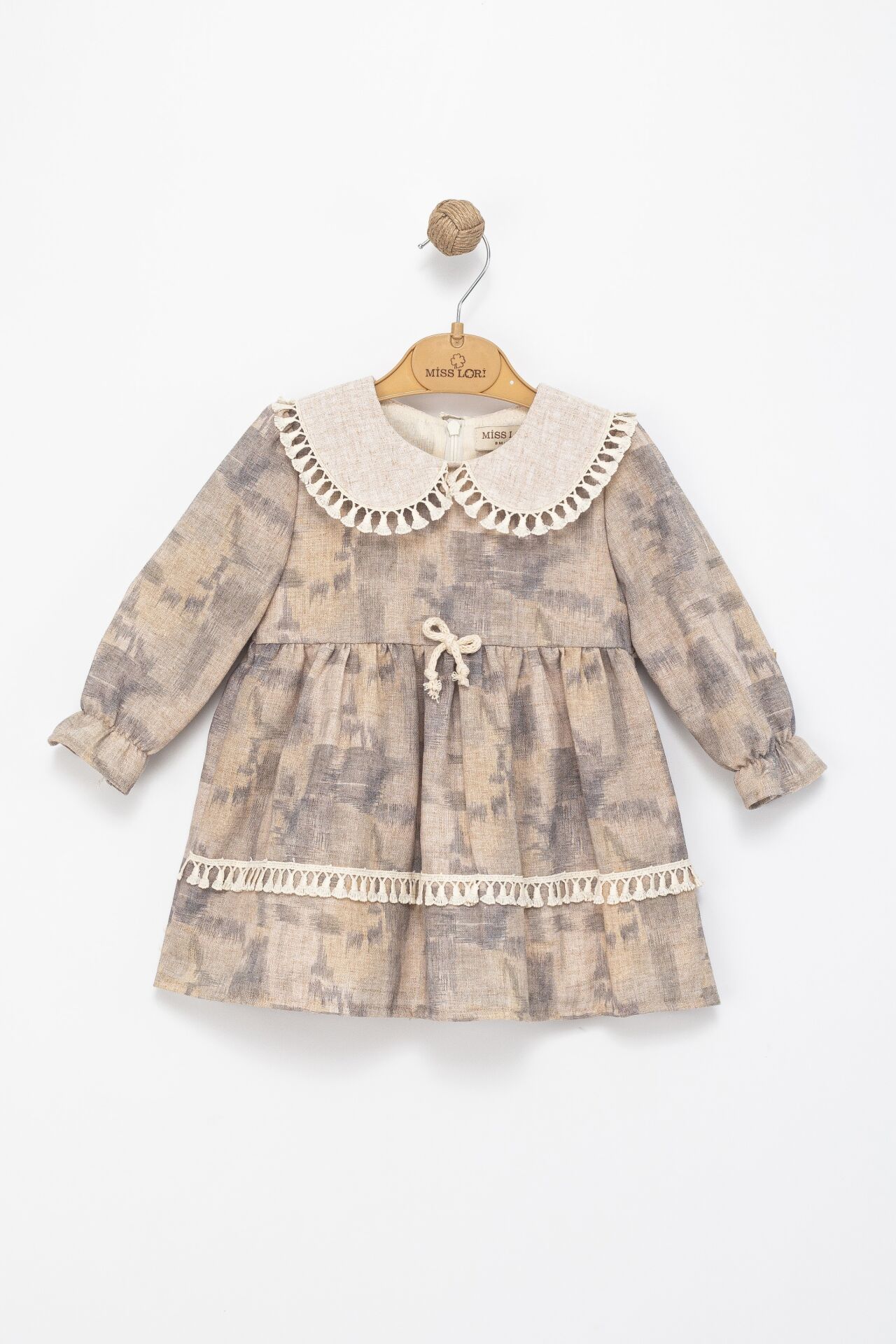 Kız Çocuk Dantel Yakalı Fiyonklu Uzun Kollu Elbise – Bej Tonları