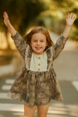 Kız Çocuk Dantel Detaylı Fırfırlı Uzun Kollu Elbise – Yeşil & Bej Tonları