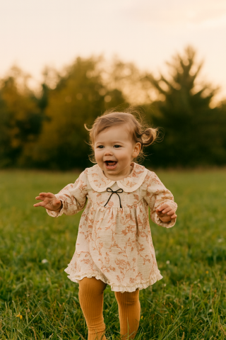 Kız Bebek Fırfır Detaylı Çiçek Desenli Uzun Kollu Elbise – Bej