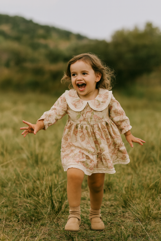 Kız Çocuk Bej Yeşil Çiçek Desenli Fırfırlı Kat Etekli Elbise